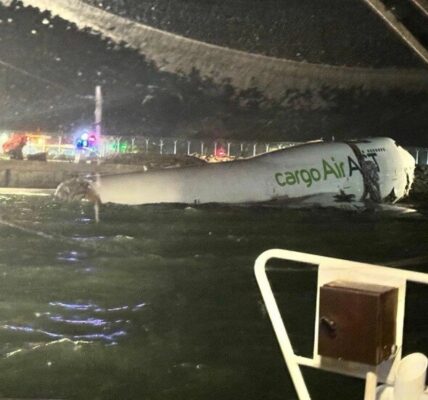 سقوط یک هواپیمای اماراتی در دریا+ تصاویر